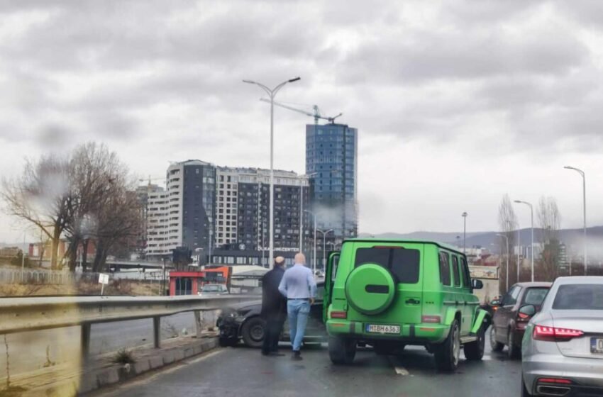  Mërgimtari me ‘G Class’ aksidentohet në hyrje të Prishtinës, pamje nga vendi i ngjarjes – FOTO