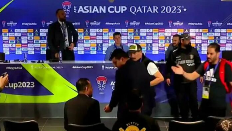  VIDEO / Eliminohen nga Kupa e Azisë, gazetarët sulmojnë trajnerit e Irakut