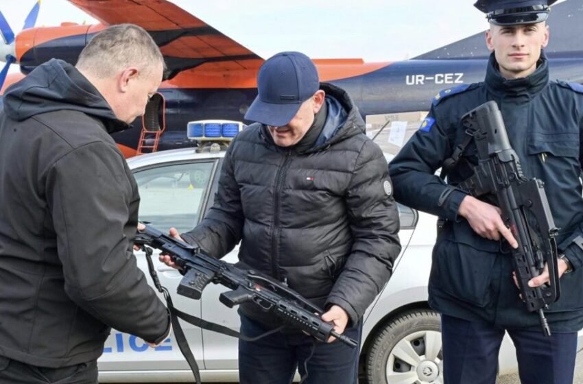  Sveçla në Aeroport pret ngarkesën me armë të gjata: Nga sot secila patrullë do të jetë e pajisur me to