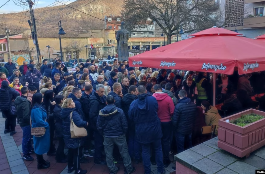 Peticioni për shkarkimin e kryetarëve shqiptarë në veri: Numër i madh i qytetarëve në Zveçan