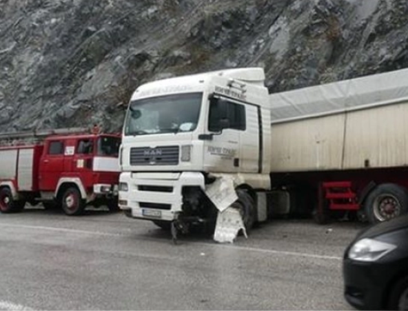  Aksident i rëndë trafiku në Shqipëri – i përfshirë shoferi i kamionit nga Maqedonia