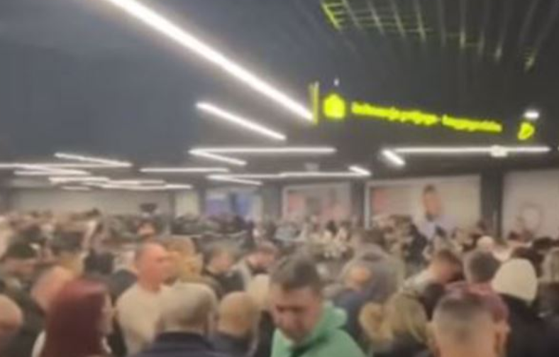  Mediat serbe: Shtetasit e Maqedonisë së Veriut shkaktuan “kaos” në Aeroportin e Beogradit
