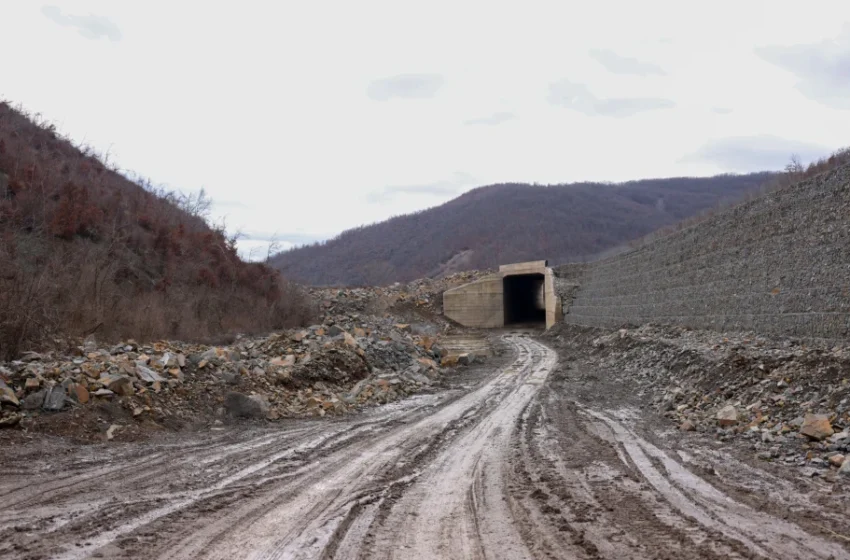  Pritej të përfundohej më 2023: Autostrada Prishtinë-Gjilan kantier ndërtimi me gropa e lloç