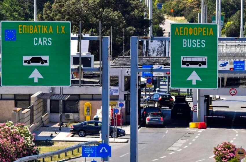 Vendkalimi Evzoni i bllokuar nga bujqit grekë, udhëtarë dhe kamionë lëshohen për 10 minuta në çdo gjysmë ore