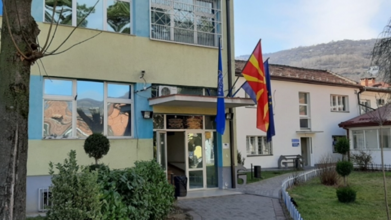 Për shkak të sjelljes agresive ndaj policëve, arrestohet një person në Tetovë