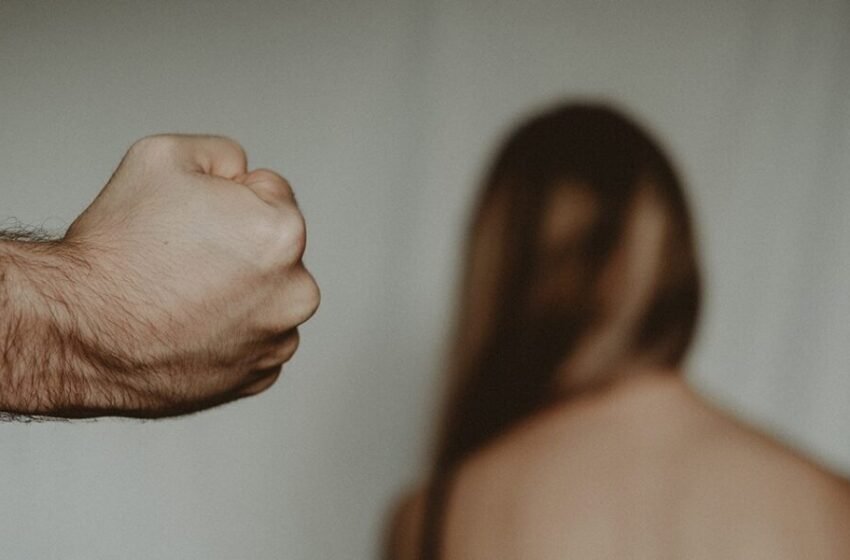  Nëna në Gjakovë çon djalin në Polici, thotë se po e rrah nusen e tij