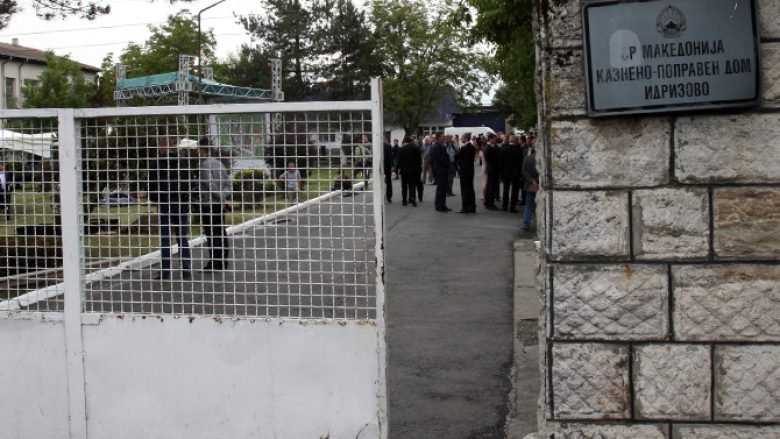  Një ushtar profesionist dyshohet për dërgim të telefonave për të burgosurit në Idrizovë