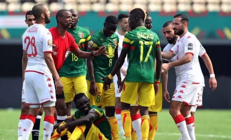  Dy lojtarë kanë zbritur në fushë të sëmurë me malarje në Kupën e Afrikës
