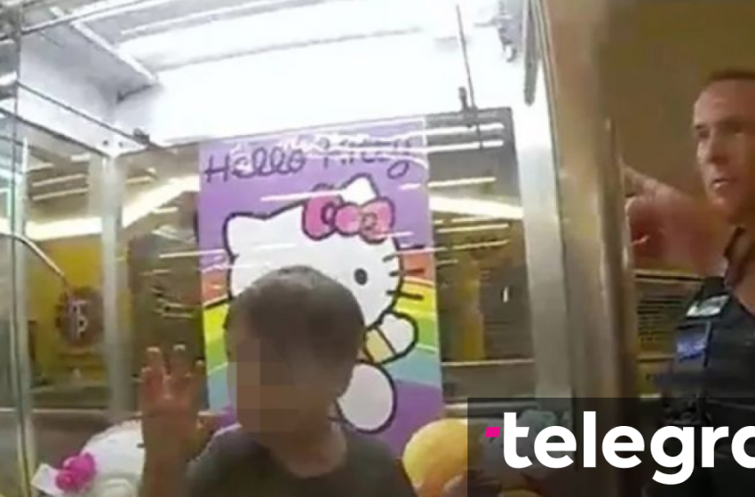  Djali 3 vjeçar bllokohet brenda një makinerie lojërash, policia detyrohet ta thyejë xhamin për ta nxjerrë