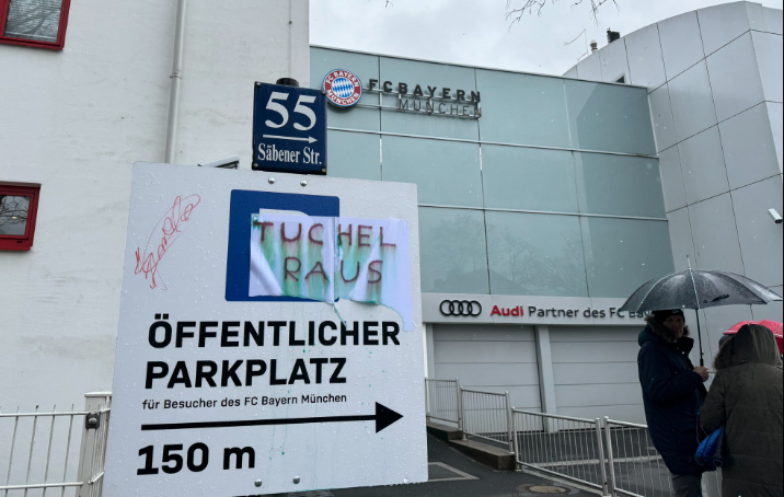  Tifozët e Bajernit para qendrës sportive në Munih: “Tuchel raus”