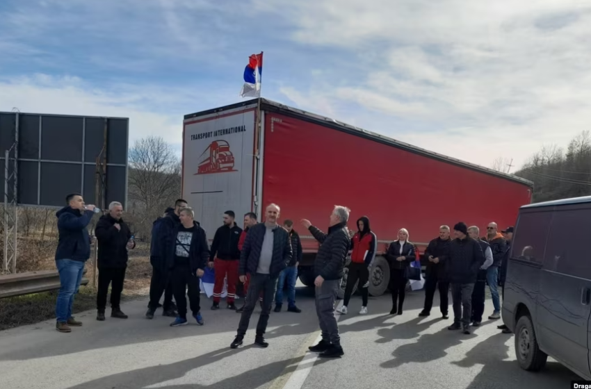  Serbët e zhvendosur nga Kosova bllokojnë kalimin në Merdar