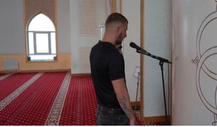  Fero thërret Ezanin në Xhaminë e Gjilanit