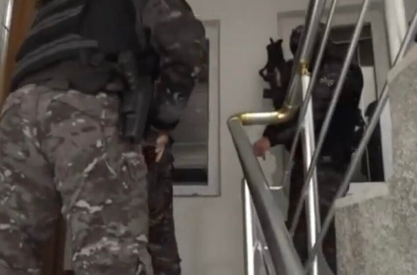  “Tigrat” kryen bastisje në Shkup, arrestohet një person, ja çfarë gjeti policia në shtëpinë e tij