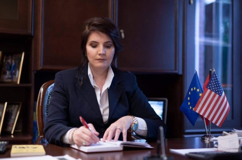 Kush e komandon njeriun, truri apo informacioni? Njëra apo të dyja?