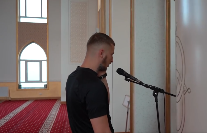 Fero thërret Ezanin në Xhaminë e Gjilanit (VIDEO)