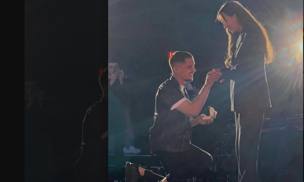  Bardhi i ulur në gjunjë i propozon asaj për martesë, Sara thotë “Po”