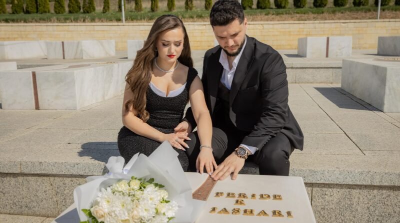 Fejohet vajza e Bekim Jasharit, Feridja fotosesionin e bën tek varrezat në Prekaz