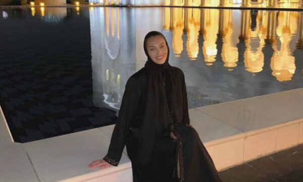  Gresa publikon foto me mbulesë islame