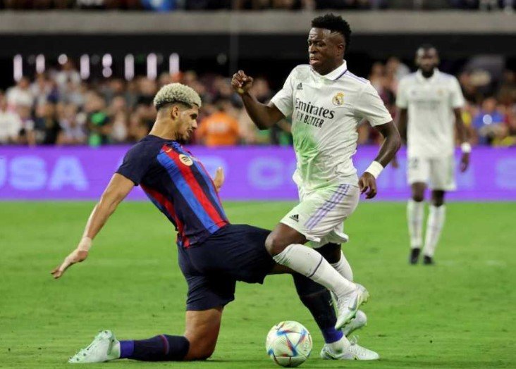  Alarm te Barcelona, dy klube të Premier Ligës kërkojnë Arauho-n