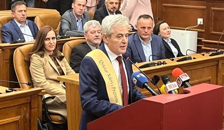  Ahmeti dekorohet me titullin “Qytetar Nderi” i Prizrenit