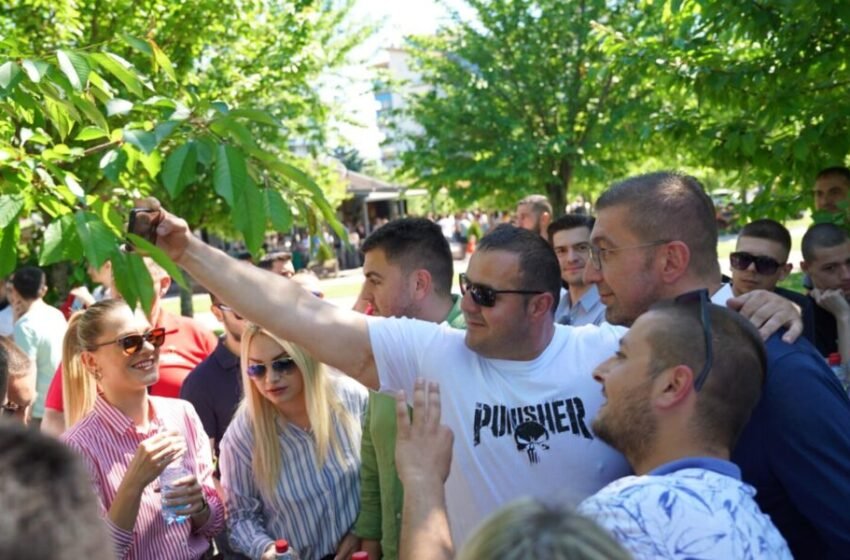  Mickoski: Ali Ahmeti më dërgon njerëz për të bërë qeveri pa kushte me VMRO-në!