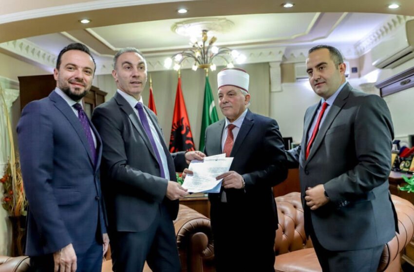  Grubi i’a dorëzon Fetahut aktvendimin për medresenë “Isa Beu” Shkup: S’kishte mënyrë më t’mirë si të përcillej Ramazani
