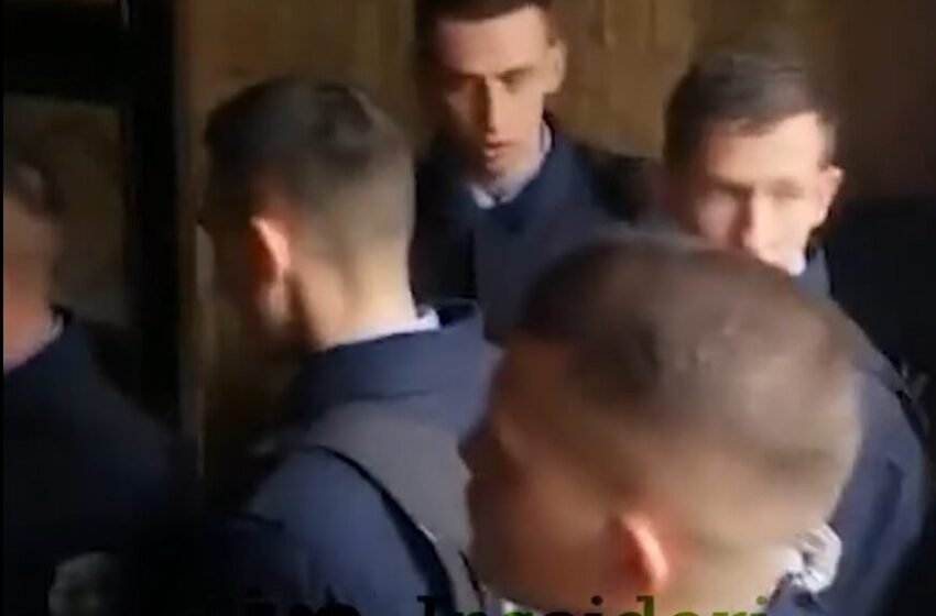  Rasti i Xhevat Krasniqit| Studentët bllokojnë anëtarët e Këshillit të Etikës brenda sallës- Vendi rrethohet nga policia