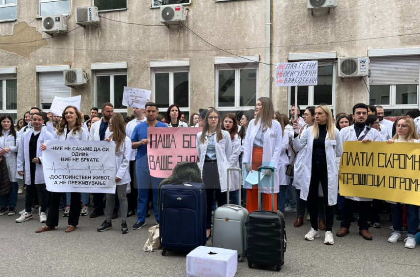  “Ne nuk duam të ikim, ju po na dëboni”, specializantët privatë protestojnë para MSH-së
