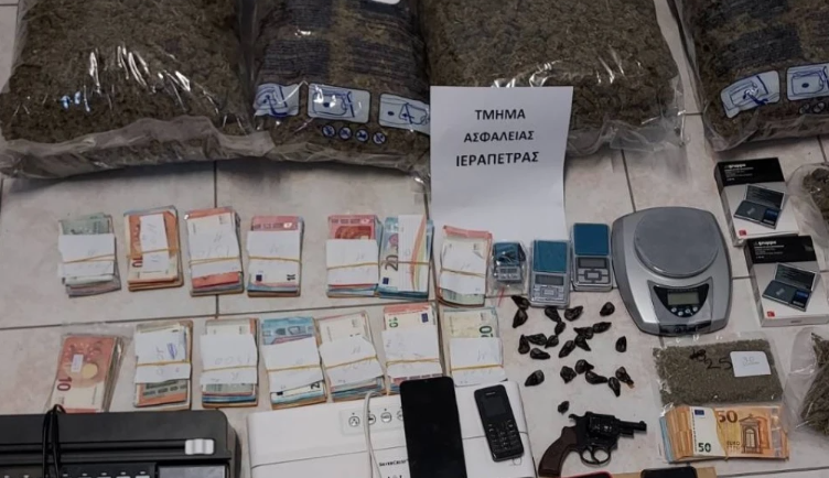  “Bosja” shqiptare prangoset në Kretë, policia i gjen në shtëpi mbi 10 kg drogë dhe bllokun e klientëve