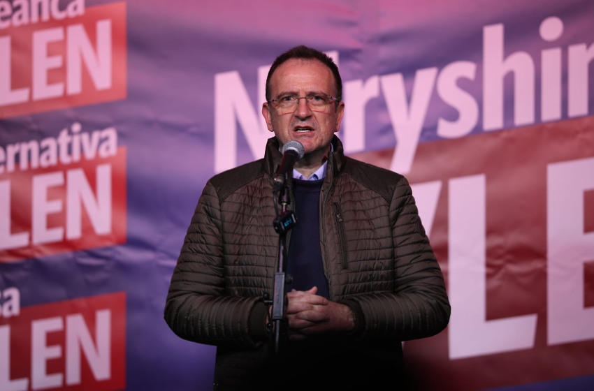  Taravari për djegien e bilbordit: Të presim, besoj që institucionet kompetente do të tregojnë
