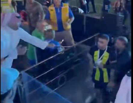  VIDEO/ E pabesueshme, me kamxhik goditet futbollisti në Arabinë Saudite