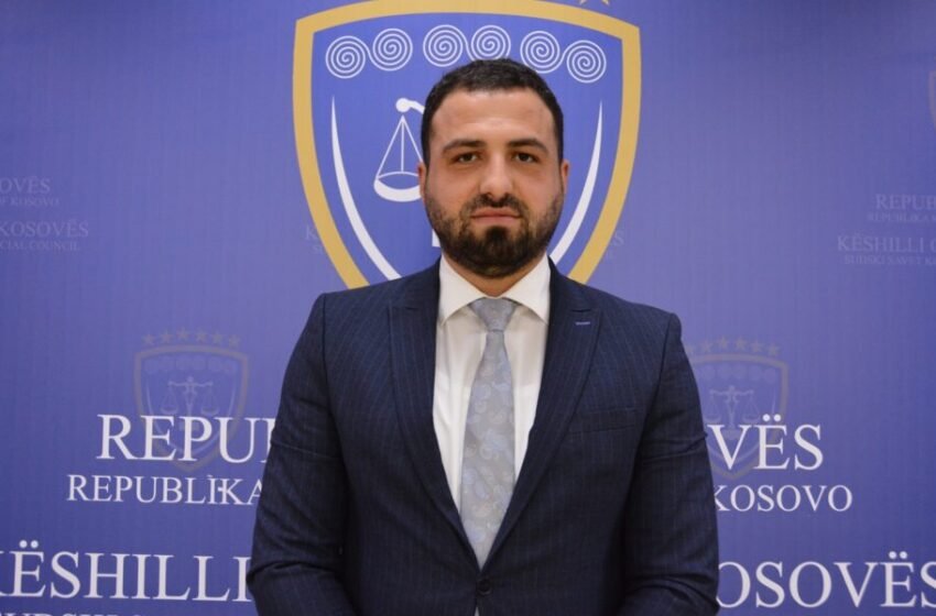  Anëtarit të KGjK-së i publikohen bisedat me një grua, flitet edhe për ndikim për ta çuar në Supreme