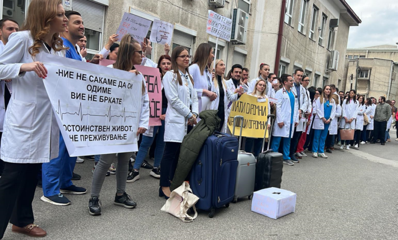  Specializantët privatë pezullojnë përkohësisht grevën: Nuk do të ndalemi deri në zgjidhjen e problemeve tona