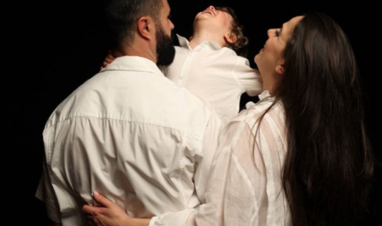  Këngëtari shqiptar bëhet baba për herë të dytë