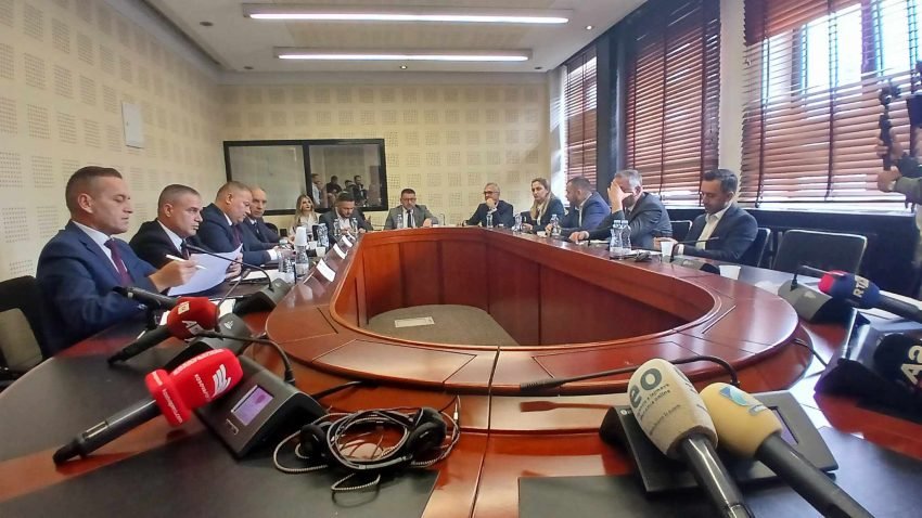 Shkarkimet në Policinë e Kosovës – Hoxha përballet me akuza nga opozita, VV-ja e mbron