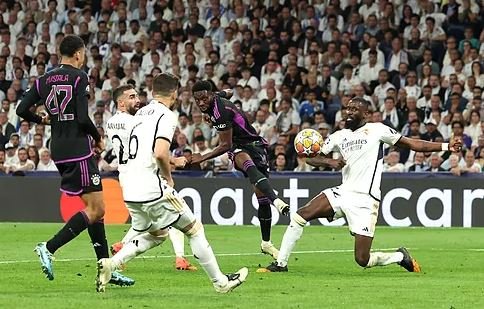  Alfonso Dejvis hyn në historinë e Ligës së Kampioneve
