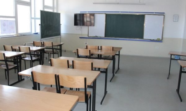  Dy persona të maskuar tentuan ta djegin me benzinë një shkolle në Prishtinë