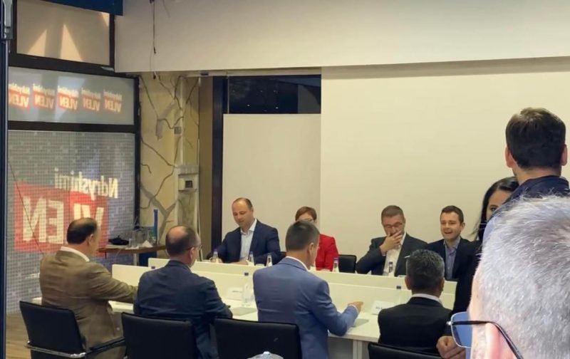  Nisin takimet VMRO – VLEN, si do të ndahet qeveria e re e RMV?