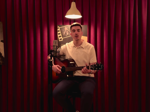  Në Tetovë po lind edhe një yll, Arianit Ramadani, i riu që shpejt u ngjit në skenën artistike