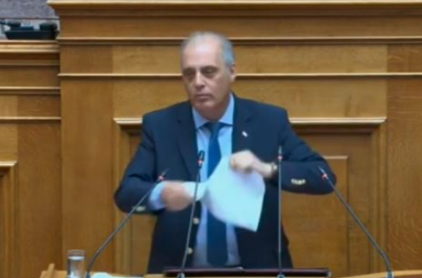  Kryetari i një partie greke nga foltorja Parlamentare e grisi Marrëveshjen e Prespës