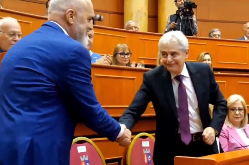  Ali Ahmeti qytetar nderi i Tiranës, Rama: Djemtë e duan pushtetin për t’u njohur nga të tjerët, kurse burrat për të bërë për të tjerët