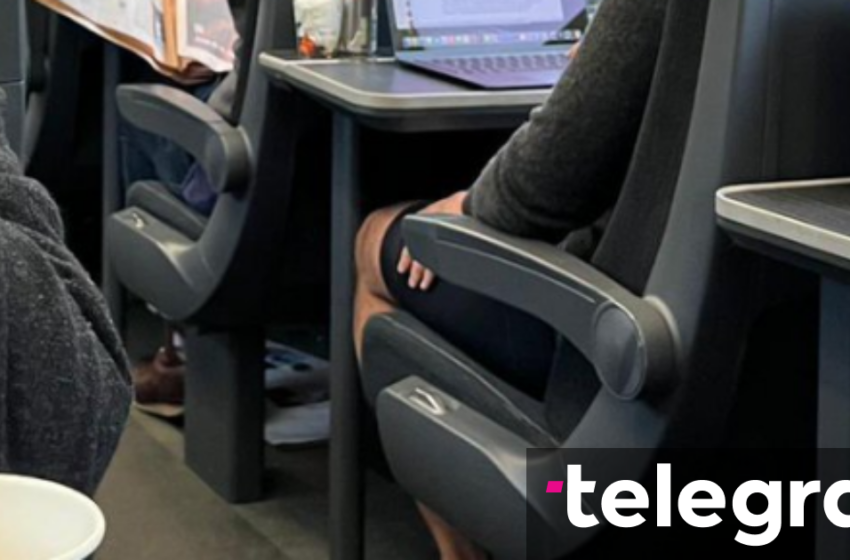  Ministri britanik shfaqet këmbëzbathur në tren, reagojnë përdoruesit e rrjeteve sociale