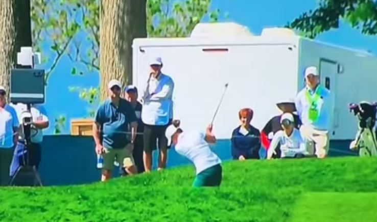  Momenti kur një lojtare golfi vret një zog me goditjen e saj