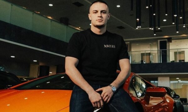 Don Xhoni ndalohet nga policia me veturën e tij luksoze Lamborghini Huracan