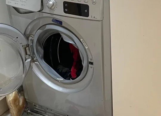  Shpërthen lavatriçja në një shtëpi në Tiranë, plagoset një person