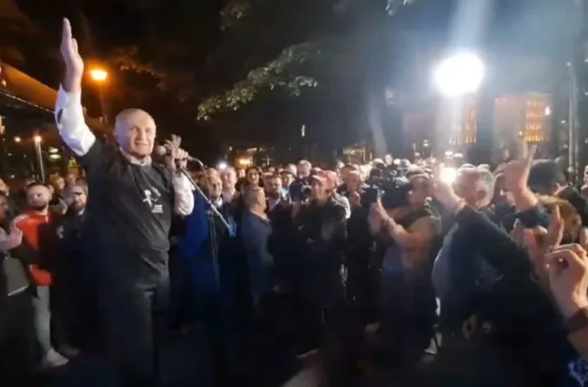  Shpërthimet e Metës ndaj SPAK dhe bashkimi me militantët poshtë ballkonit të Berishës, Mërtiri: Po i bën të gjitha këto për të mos u arrestuar