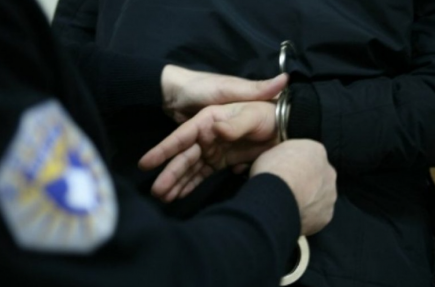  FOTO e policit të arrestuar në Fier/ Në banesë i gjejnë doza me kokainë, hashash e peshore