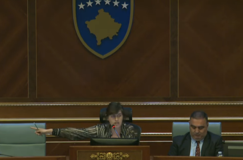  “Sigurimiiii, i hekni prej sallës Zybën dhe Shalën”- Nervozohet Bogujevci, thërret sigurimin pas tensioneve në Kuvend