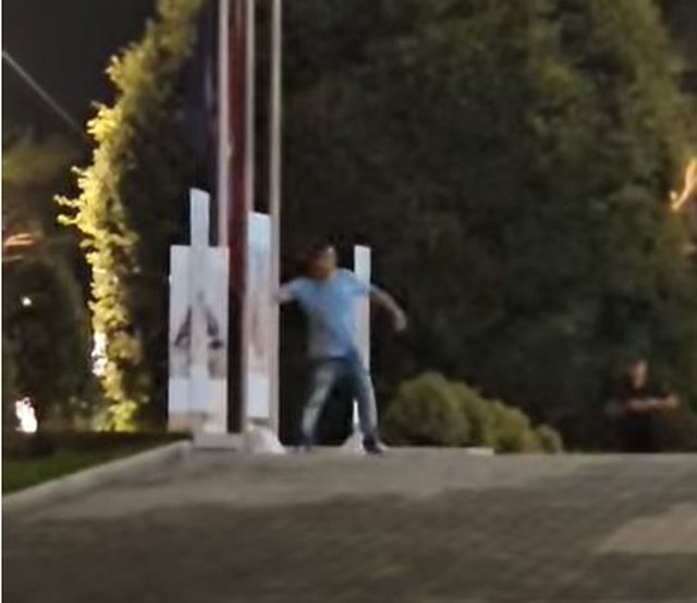  VIDEO/Një person gjuan me gurë në drejtim të Kryeministrisë, neutralizohet nga Policia