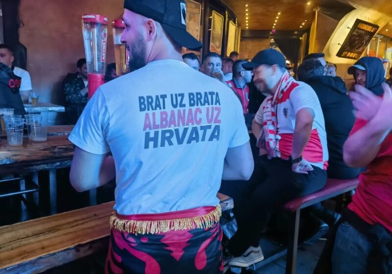  Atmosferë festive në Hamburg, tifozët shqiptarë dhe kroatë bëhen bashkë